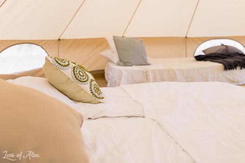 Zimmer mit 2 Betten mit weißer Bettwäsche und Kissen in der Unterkunft Faleza23 in Olimp