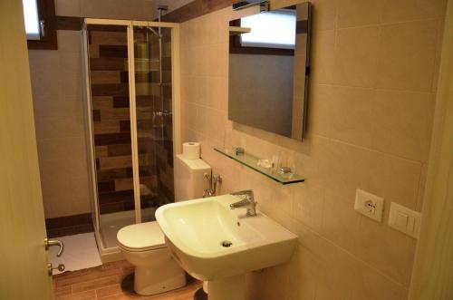 y baño con lavabo, aseo y espejo. en Hotel Agriturismo Al Luogo Del Giulio en Maniago