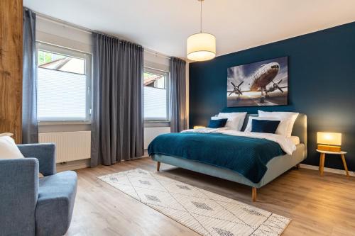 een blauwe slaapkamer met een bed en een blauwe muur bij RELAX-Apartment, Sauna, Free Coffee, 105m2 in Mühlacker