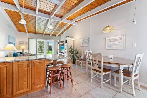 een keuken en eetkamer met een tafel en stoelen bij Casa Mar in Sarasota