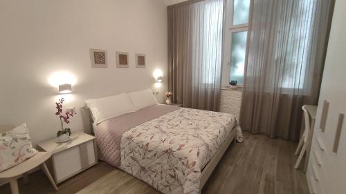 コンヴェルサーノにあるDimora Quattro Fontaneのベッドルーム1室(ベッド1台、テーブル、窓付)