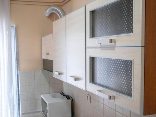 een witte badkamer met een toilet en een douche bij Maria Apartments in Paralia Dionysiou