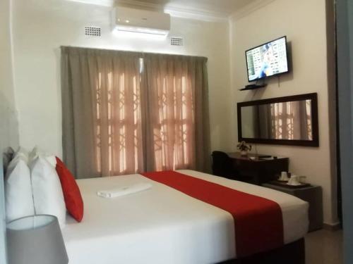 Giường trong phòng chung tại Girlie's bed and breakfast