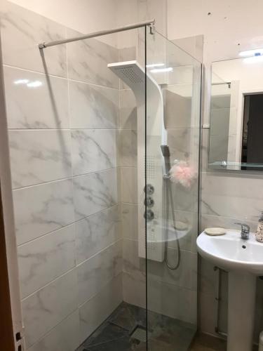 un baño con ducha y lavabo en Nid de rêve, en Armação de Pêra