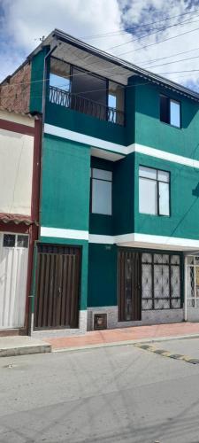 ブカラマンガにあるGreen House Habitacionesの緑白の通り建築