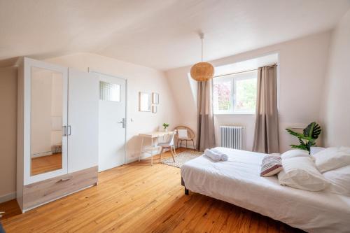 - une chambre avec un grand lit blanc et un miroir dans l'établissement Idéal Famille: Jardin, Proche Commerces & Plage, à Bray-Dunes