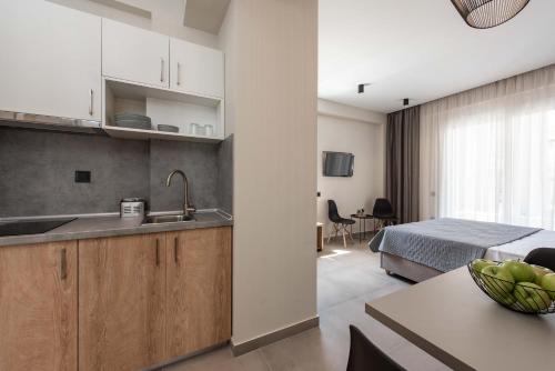eine Küche mit einem Waschbecken und ein Bett in einem Zimmer in der Unterkunft Val Del Mar in Skála Foúrkas