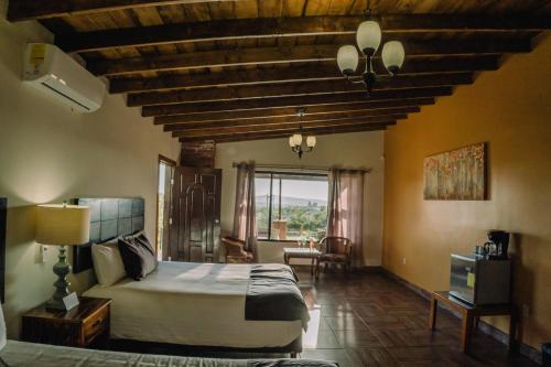 1 dormitorio con 1 cama y TV en Quinta Sofia Valle de Guadalupe, en Valle de Guadalupe