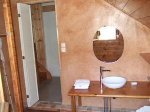 La salle de bains est pourvue d'un lavabo et d'un miroir. dans l'établissement Chalet avec jardin proche de VALLOUISE, à Les Vigneaux