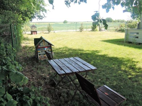 Κήπος έξω από το Bungalow in Wrzosowo near Baltic Sea Beach