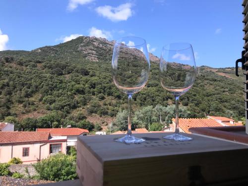 dois copos de vinho em cima de uma mesa em La Corbula - Casa Vacanze - Q5992 em Fluminimaggiore
