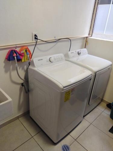 eine Waschmaschine und ein Trockner in einem Zimmer in der Unterkunft Departamento Vistas de Pátzcuaro in Pátzcuaro