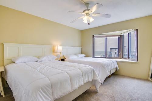 2 Betten in einem Schlafzimmer mit Fenster in der Unterkunft Beachfront Ocean City Condo with Pool and Views! in Ocean City