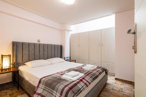 um quarto com uma cama com duas toalhas em Filippos Acharnes em Acharnae