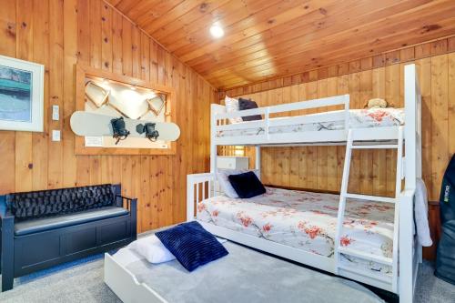1 dormitorio con 2 literas y un banco en Chalet on the Green Cozy Lake Ariel Retreat!, en Lake Ariel