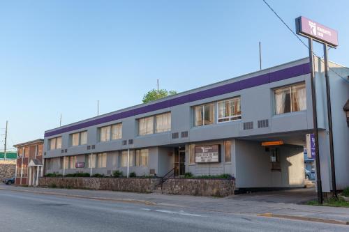 a building on the side of a street at Knights Inn North Bay in North Bay