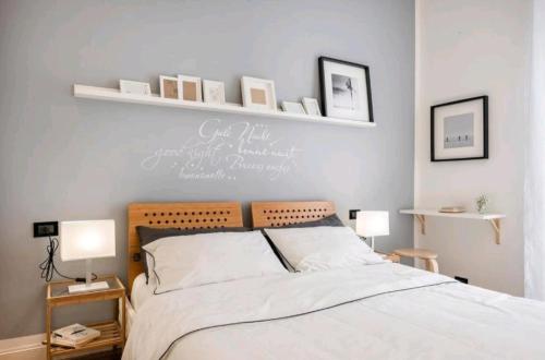 En eller flere senge i et værelse på Whale Song Apartment - with private parking