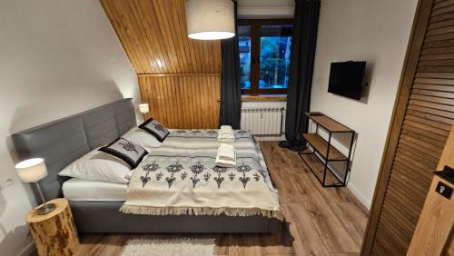 Posteľ alebo postele v izbe v ubytovaní Apartament klasyczny z widokiem na Giewont