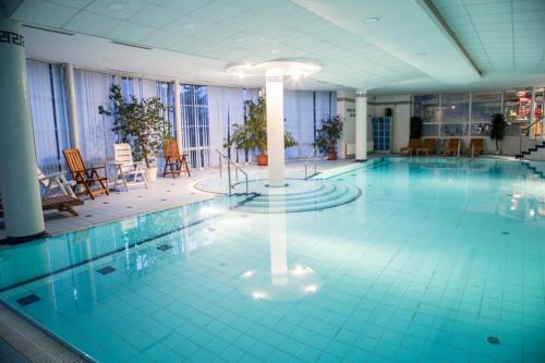 a large swimming pool in a hotel room at YURA vila Čeladná - ZDARMA SAUNA A VNITŘNÍ BAZÉN V YURA HOTELU in Čeladná