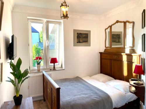 a bedroom with a bed and a window at CHATA OTWARTYCH OKIENNIC Pokoje Gościnne in Supraśl