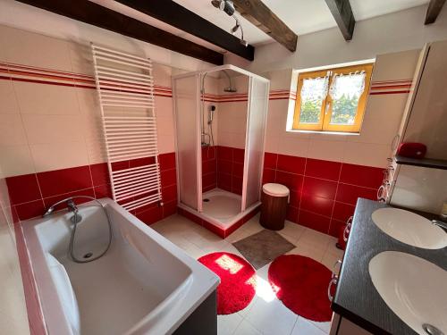 uma casa de banho com uma banheira, um chuveiro e um lavatório. em Grand Gite ideal pour famille 10 personnes , 3chambres , 10 couchages em Criquiers