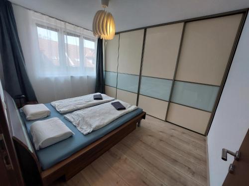 una camera con un letto e una grande finestra di Útulný apartmán v Bratislava 4 a Bratislava