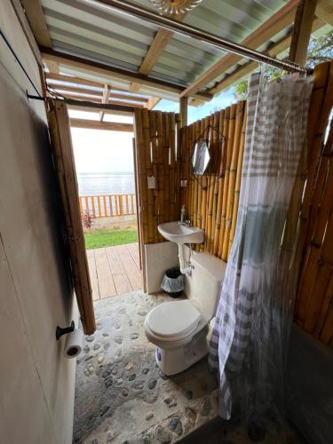 奧莫阿的住宿－Sunset Hut Hostel，一间带卫生间和水槽的浴室