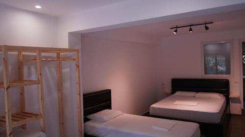 - une chambre avec 2 lits superposés et une échelle dans l'établissement Life on Green, à Himarë