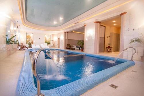 Bazén v ubytování Luxus lakás az Erdei Villaparkban nebo v jeho okolí