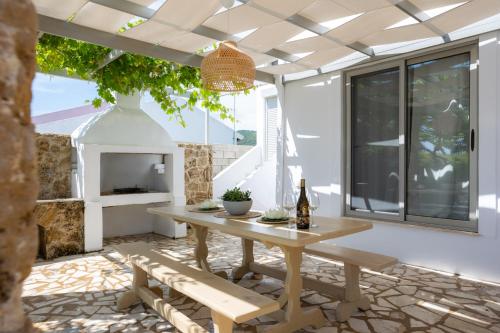 Patio nebo venkovní prostory v ubytování ISSOS BEACH VILLA