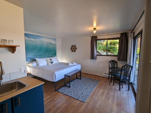 Un ou plusieurs lits dans un hébergement de l'établissement Jade Resort-Oceanfront Suites in Gowlland Harbour