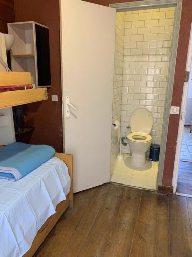 1 dormitorio con 1 cama y aseo en una habitación en Laurentissime en Saint-Laurent-du-Var