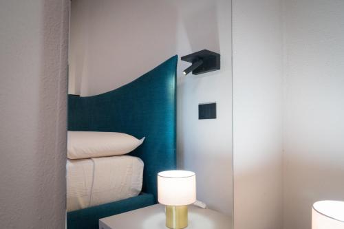 a small room with a bed and a mirror at B&B La Manica in Milazzo