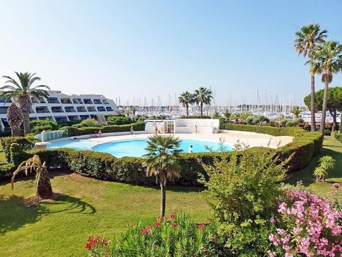 - une piscine bordée de palmiers et un complexe dans l'établissement Rez-de-jardin terrasse de 100m², au Grau-du-Roi