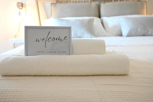a picture frame sitting on top of a bed at Sweet House Elisa in Treglio
