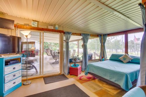 una camera con un letto e una grande finestra di Cozy Lake Eufaula Hideaway with Fire Pit and Hot Tub! a Eufaula