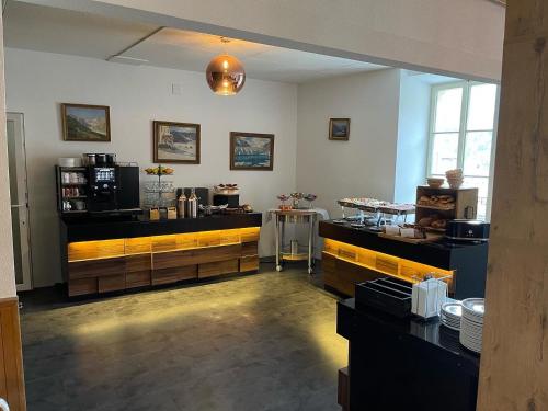 a large room with aasteryasteryasteryasteryasteryasteryasteryasteryasteryasteryastery at DU GLACIER Boutique & Traditions Hotel in Fiesch