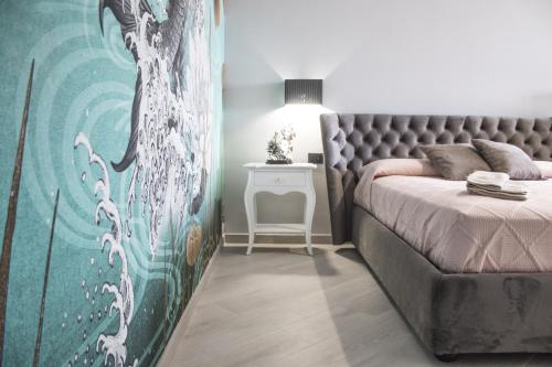 Incanto Luxury Rooms في لامبيدوسا: غرفة نوم بسرير وطاولة مع مصباح