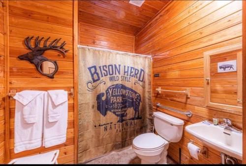 baño de madera con aseo y lavamanos en Cabin #1 Buffalo Herd -Pet Friendly - Sleeps 6 - Playground & Game Room, en Payson