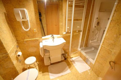 Ett badrum på Hotel Dinara