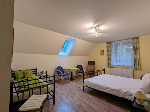 een slaapkamer met twee bedden en een tafel en stoelen bij Weinloft Ehrenhausen in Ehrenhausen