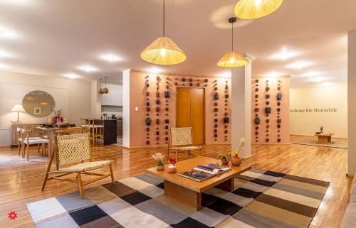 墨西哥城的住宿－Casa Polanco by Kukun，客厅配有桌椅和酒窖。