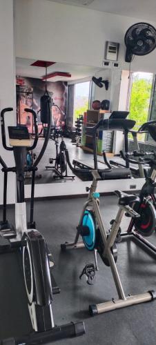 un gimnasio con varias bicicletas estáticas en una habitación en Habitación en apartamento familiar en Medellín