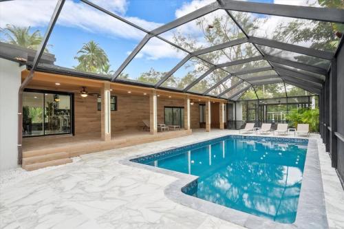 una piscina en una casa con techo de cristal en VillaKoBo Tennis Golf Pool Bar, en Miami