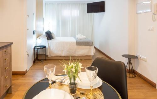 ein Esszimmer mit einem Tisch und einem Bett in der Unterkunft Pizarro Apartment Malaga in Torremolinos