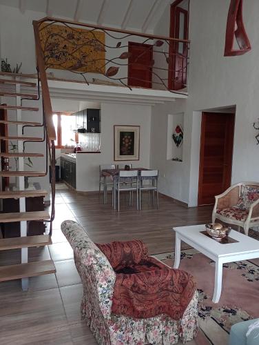 sala de estar con sofá y mesa en Apartamento Casa del Castello, en Villa de Leyva