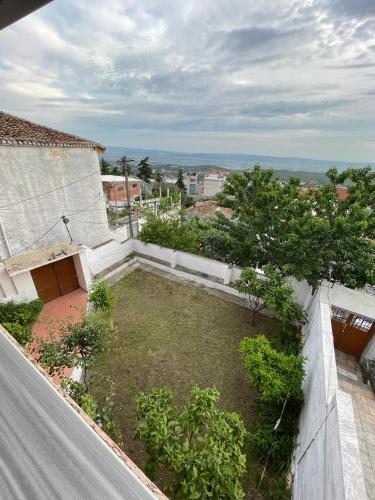 una vista aérea de un patio junto a un edificio en Vila 8 Kruje, en Krujë