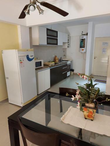 een keuken met een glazen tafel en een koelkast bij Edificio Mirasol 3 in Federación