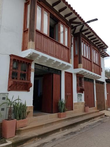Casa con puertas y ventanas de madera en Apartamento Casa del Castello, en Villa de Leyva
