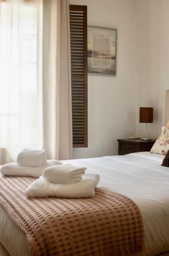 a bedroom with two towels sitting on a bed at Apartamento do Arquinho I - by VinteOito in Amarante